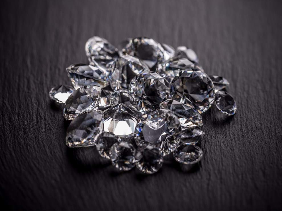 ✅ DIAMANTI E CARATI
Da secoli, i diamanti sono considerati come la gemma più preziosa al mondo. Venuti alla luce in forme naturali, sono caratterizzati da una luminosità e brillantezza che li rendono unici. Ma cosa fa di un diamante un gioiello di valore? 

▶ LA RISPOSTA È NEL CARATO!

Il carato è l'unità di misura usata per pesare i diamanti e determinarne il prezzo. In questo articolo esamineremo come i carati influenzano la qualità dei diamanti, nonché la loro rarità e valore.

✅  COS'È UN CARATO E COME SI MISURA?
Un carato è un'unità di misura usata per pesare i diamanti. Un carato equivale a 0, 2 grammi, o a 200 milligrammi. Si misura in parti uguali chiamate "punti", ognuna delle quali equivale a un millesimo di carato. 
Ad esempio, un diamante da mezzo carato pesa 50 punti. La maggior parte dei diamanti sono venduti in misure comprese tra 0, 25 e 5 carati, con incrementi di 0, 05 carati. Tuttavia, possono anche essere trovati diamanti di dimensioni più piccole o più grandi.

✅ QUALI SONO I VALORI DEI CARATI?
I valori dei carati variano notevolmente a seconda del tipo e della qualità del diamante. I diamanti più preziosi sono quelli con il massimo numero di carati e la migliore qualità. 
Un diamante da un carato può avere un valore molto diverso rispetto a uno da mezzo carato, anche se entrambi hanno la stessa qualità. Il prezzo di un diamante aumenta in base al numero di carati e alla qualità dello stesso.