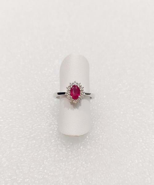 Anello con rubino e diamanti
