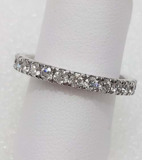 Anello eternity in oro bianco con diamanti