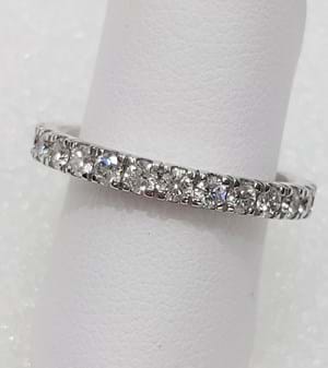 Anello eternity in oro bianco con diamanti