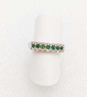 Anello fedina in oro bianco con sette smeraldi e diamanti