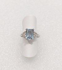 Anello in oro bianco con diamanti e acqua marina naturale