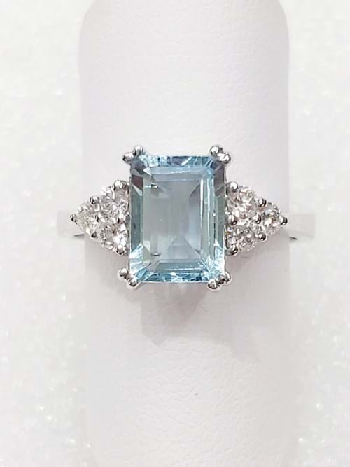 Anello in oro bianco con diamanti e acqua marina naturale