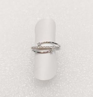 Anello in oro bianco con tre file di diamanti