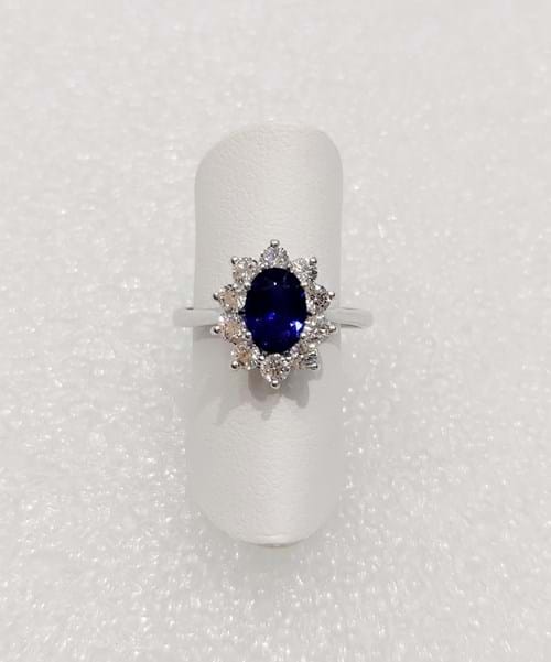 Anello in oro bianco con zirconi e zaffiro