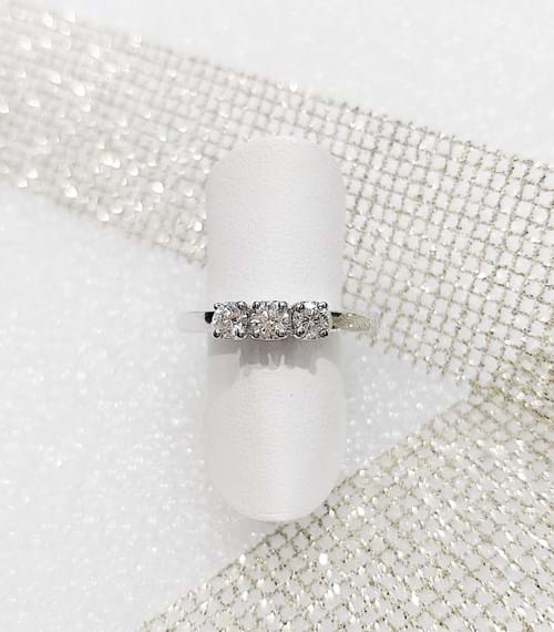 Anello in oro bianco trilogy con diamanti