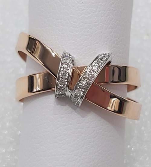 Anello in oro rosa con diamanti