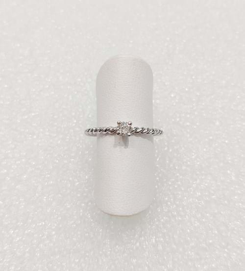 Anello solitario con diamante e gambo lavorato