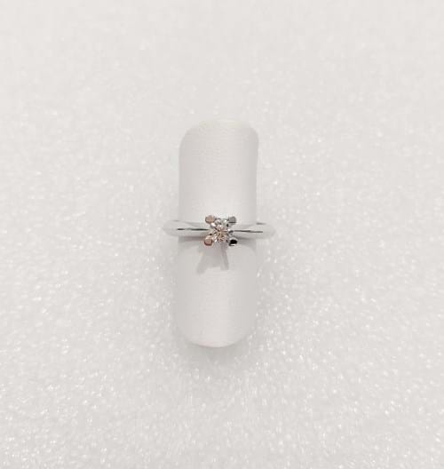 Anello solitario con diamante e gambo triangolare