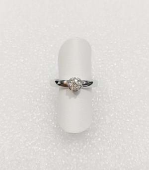 Anello solitario con montatura rotonda