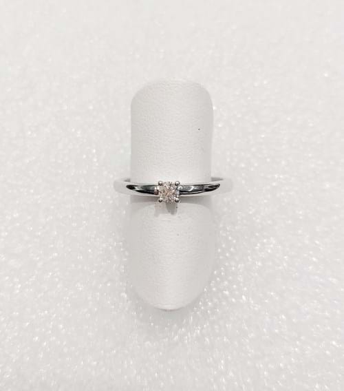 Anello solitario con montatura semplice