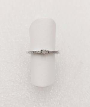 Anello solitario in oro bianco con diamante centrale e diamanti sul gambo
