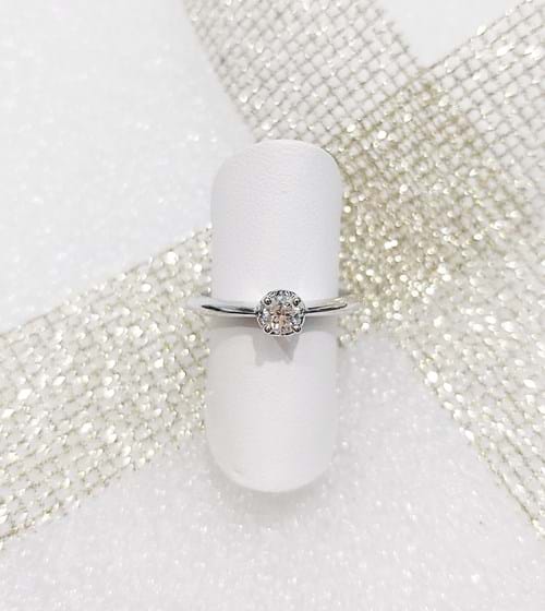 Anello solitario in oro bianco con montatura a cuore