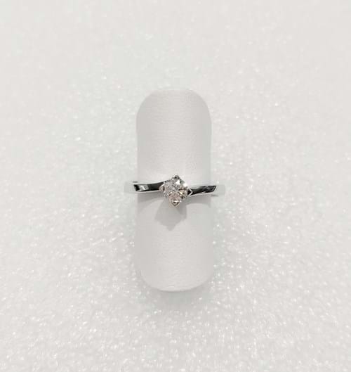 Anello solitario con diamante e montatura con quattro punte