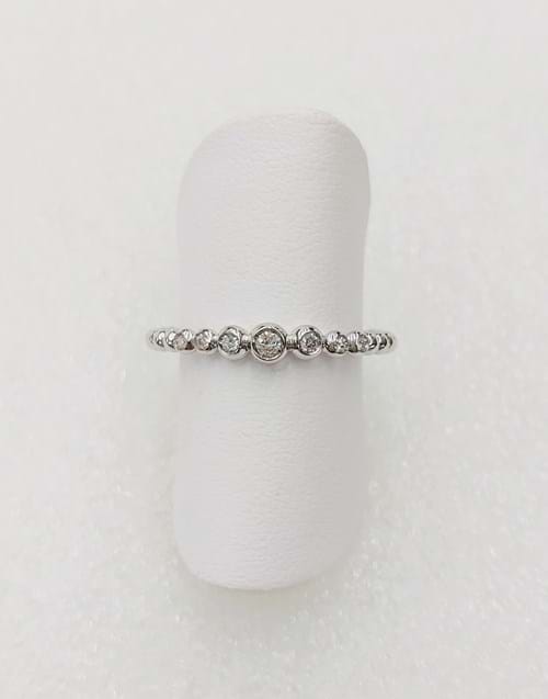 Anello tipo fedina con sette diamanti