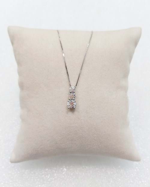 Collana punto luce con tre pietre