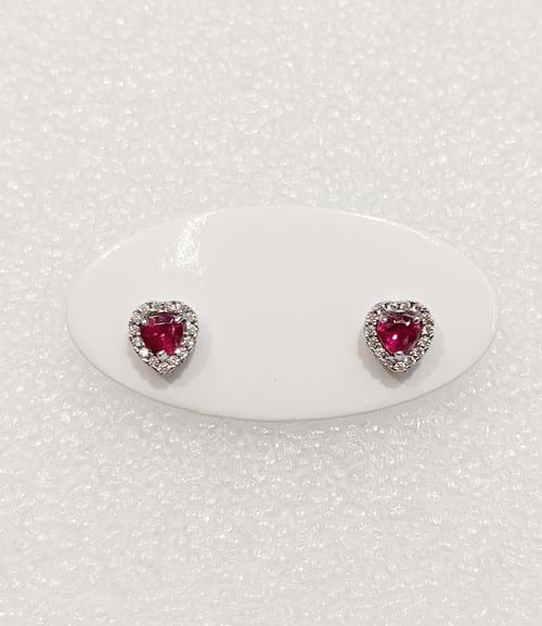 Orecchini in oro bianco con pietra rossa a forma di cuore