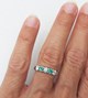 Anello in oro bianco con diamanti e smeraldi