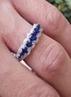 Anello in oro bianco con zaffiri naturali di carati 0,94 e diamanti di carati 0,26.